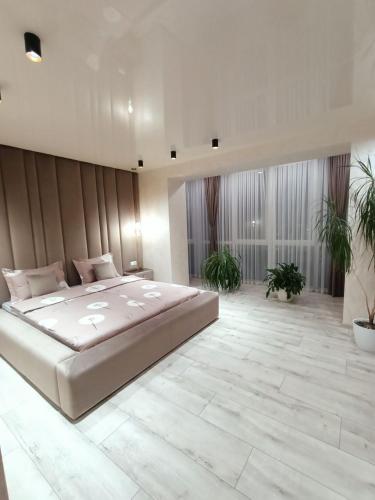 um quarto grande com uma cama grande no meio em 2к шикарний люкс! em Khmelʼnytsʼkyy