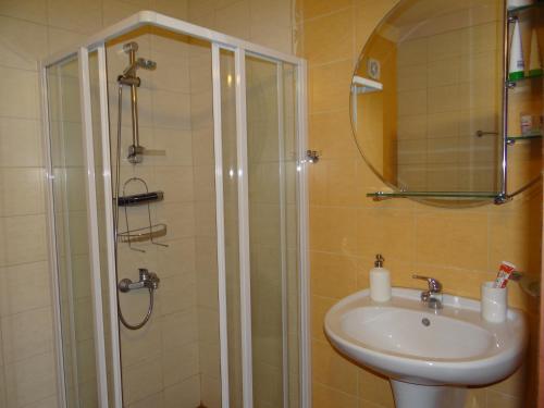 La salle de bains est pourvue d'une douche et d'un lavabo. dans l'établissement Bansko Ski Apartment, à Bansko