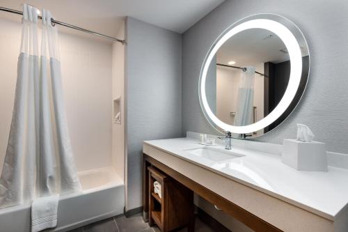 uma casa de banho com um lavatório e um espelho em Courtyard by Marriott Pensacola West em Pensacola