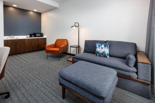 a living room with a couch and a chair at Courtyard by Marriott Pensacola I-10 West in Pensacola