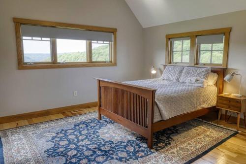 Voodi või voodid majutusasutuse Gorgeous 5BR-Mountain Views-Hot Tub-Sauna-Game Room toas