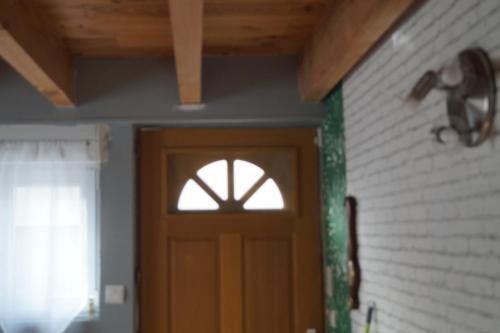 eine Tür in einem Zimmer mit einem Fenster darüber in der Unterkunft Repos en campagne in Pexiora
