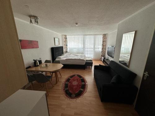 uma sala de estar com um sofá e uma mesa em Wohnung in Sankt Englmar Nr 512 em Sankt Englmar