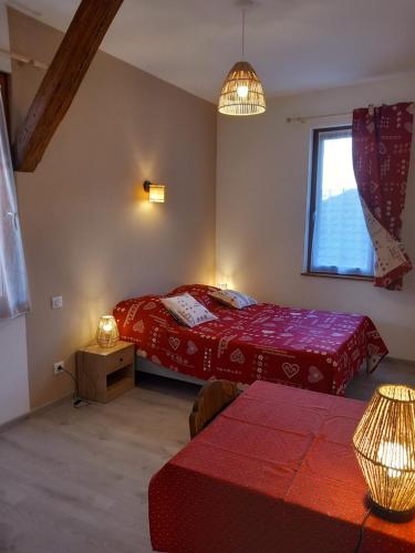 um quarto com 2 camas e uma janela em Gite Schlossberg em Colmar