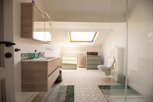 bagno con lavandino e servizi igienici di Appartement Bronckart_10 a Liegi