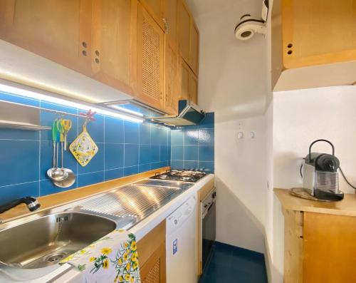 Køkken eller tekøkken på WELCOME RIVIERA-Paradiso 12-PARKING 2,25 METERS WIDE-vista mare stupenda-balcone con vista meravigliosa-terrazza sovrastante di 70 mq esterna-