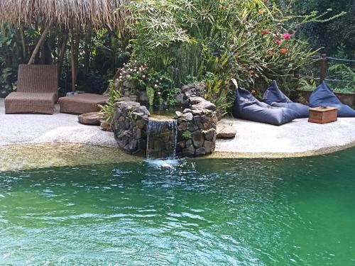 Taman di luar Sarinbuana Eco Lodge