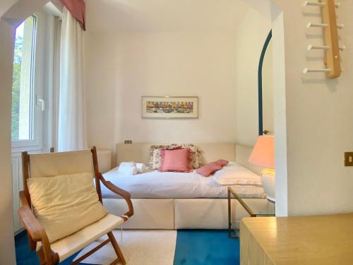 Et opholdsområde på WELCOME RIVIERA-Paradiso 12-PARKING 2,25 METERS WIDE-vista mare stupenda-balcone con vista meravigliosa-terrazza sovrastante di 70 mq esterna-