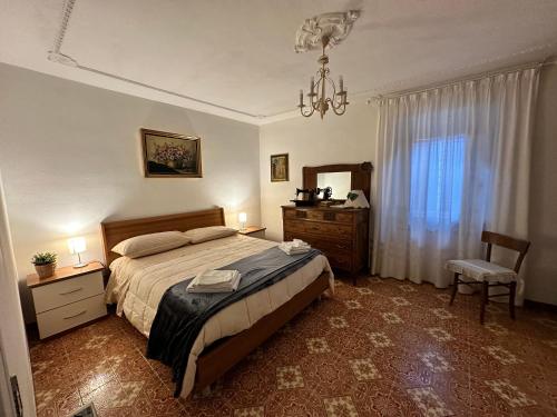 een slaapkamer met een bed, een ladekast en een spiegel bij 81Passi in Casale Marittimo