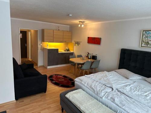 uma sala de estar com uma cama e uma cozinha em Wohnung in Sankt Englmar Nr 512 em Sankt Englmar