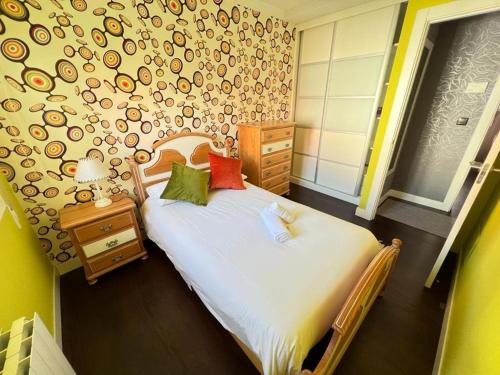 Un dormitorio pequeño con una cama y una ventana. en Tonpoigane, en Bermeo