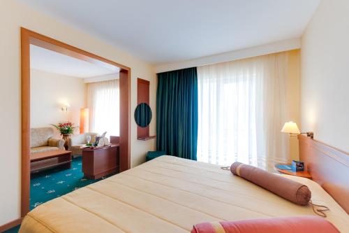 Postel nebo postele na pokoji v ubytování Hotel Palas