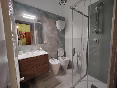 y baño con aseo, lavabo y ducha. en Il Vicoletto Holiday Rooms en Spoleto