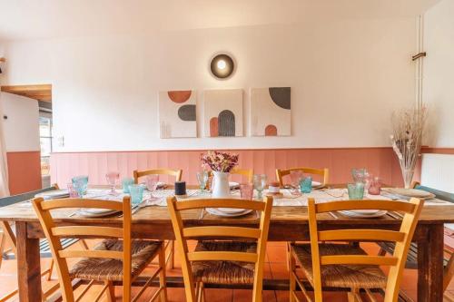 une salle à manger avec une table et des chaises en bois dans l'établissement LE GRAND FRANC gite cosy proche tous commerces, à Tonnay-Charente