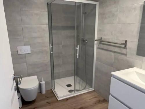 une douche avec une porte vitrée dans une salle de bain dans l'établissement Havre de paix Fiori di Cala Rossa, à Lecci