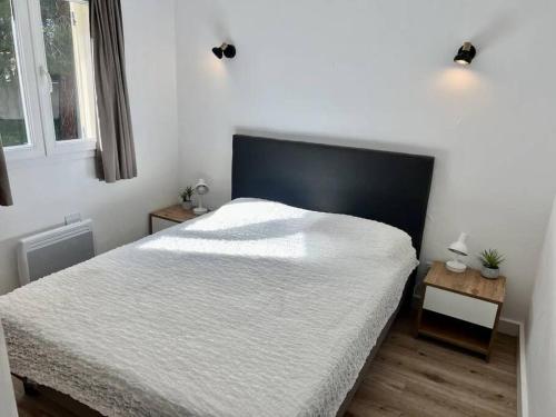 une chambre avec un grand lit avec une tête de lit noire dans l'établissement Havre de paix Fiori di Cala Rossa, à Lecci