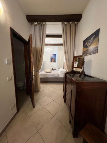 - une chambre avec un lit et une porte dans l'établissement Pascoli 21/A, à Ravenne
