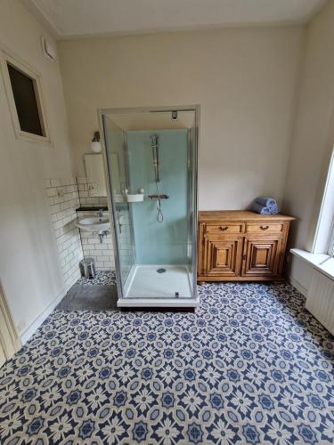 ein Bad mit einer Glasdusche im Zimmer in der Unterkunft J&J in Nijmegen