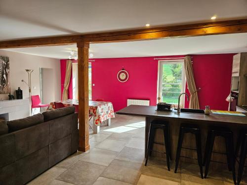 een woonkamer met een tafel en een bank bij Pont de la Chaux in Chaux-des-Crotenay