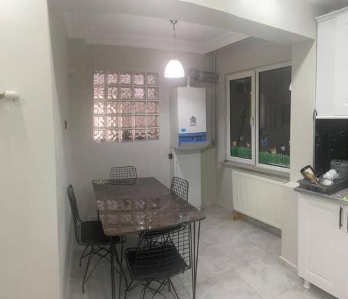 eine Küche mit einem Tisch und Stühlen im Zimmer in der Unterkunft Şehir Merkezinde Otel Konforunda Family House in Sivas