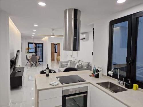 eine Küche und ein Wohnzimmer mit Spüle und Couch in der Unterkunft Extreme Confort en Santa Cruz Ciudad in Santa Cruz de Tenerife