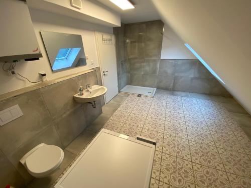a bathroom with a toilet and a sink at City Apartment - 9 Bedrooms - 22 Beds - WiFi - Kitchen in Paderborn