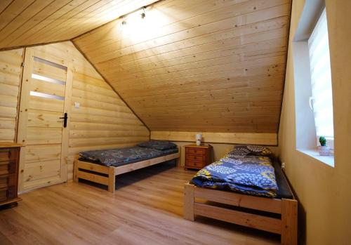 Zimmer mit 2 Betten in einer Hütte in der Unterkunft Domek Pietryna in Chańcza
