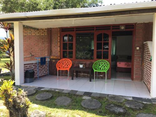 嘟嘟的住宿－Hisar Guest House，两把椅子坐在带桌子的庭院