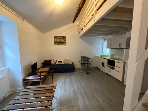 un salon avec un canapé et une table dans l'établissement Studio proche cathédrale, à Nantes