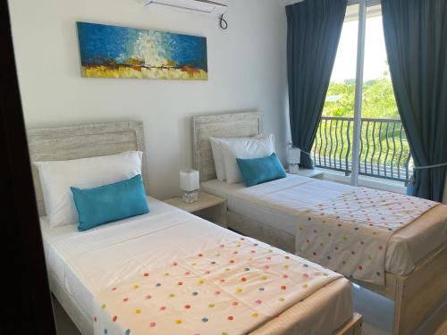 Duas camas num quarto com varanda em Beach Bliss em Triquinimale