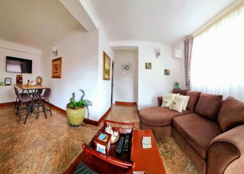 sala de estar con sofá y mesa en The Suite Spot Apartment - Private Paradise Stay en Soufrière
