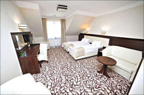Ένα ή περισσότερα κρεβάτια σε δωμάτιο στο Pałac w Konarach