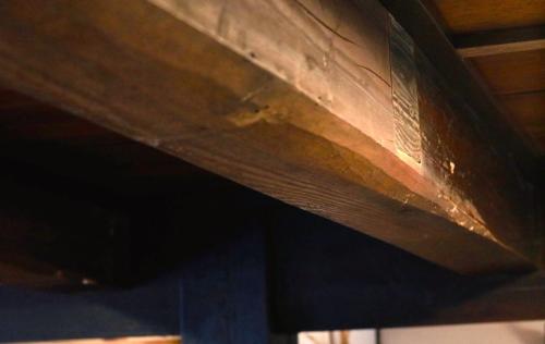 a close up of a wooden beam of a ceiling at 宿屋白金家 yadoya-shiroganeya 1日1組限定2名から8名様まで 全館貸切り 伝統的建造物の旅籠宿 Traditional culture experience in Nagano