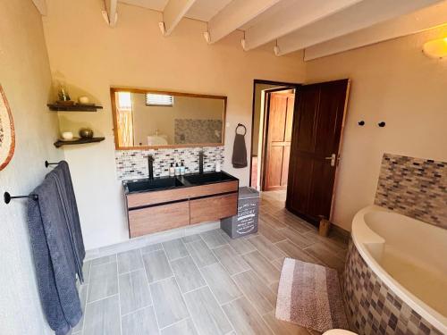 En eller flere senge i et værelse på Ndoto Cottage