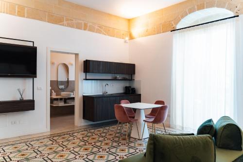 ein Wohnzimmer mit einem Tisch und Stühlen in der Unterkunft Le Vie Del Centro Luxury Room in Matera