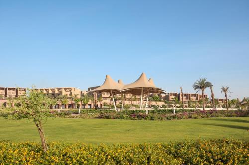 uitzicht op het resort vanaf de golfbaan bij The Zen Wellness Resort in Aswan