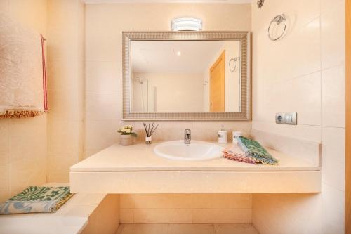 プエルト・デ・サンティアゴにあるOcean Viewのバスルーム(洗面台、鏡付)