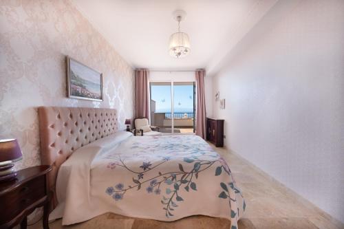 Un dormitorio con una cama grande y una ventana en Ocean View, en Puerto de Santiago