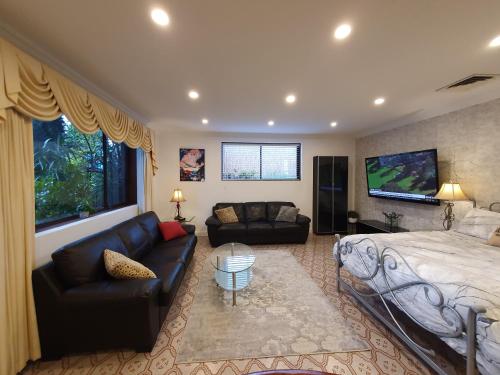 1 dormitorio con 1 cama y sala de estar en Grandview Melbourne Executive 2BR Apartment en Melbourne