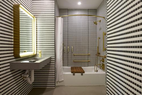 Ванная комната в Renaissance New York Harlem Hotel