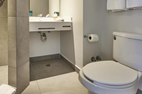 La salle de bains est pourvue de toilettes et d'un lavabo. dans l'établissement City Express Junior by Marriott Leon Centro de Convenciones, à León