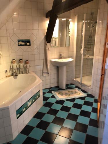 een badkamer met een wastafel, een bad en een wastafel bij Romantische Ferienwohnung im historischen Stadtkern Jüterbog in Jüterbog