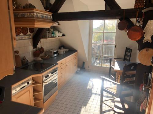 una cocina con fregadero y estufa horno superior en Romantische Ferienwohnung im historischen Stadtkern Jüterbog, en Jüterbog