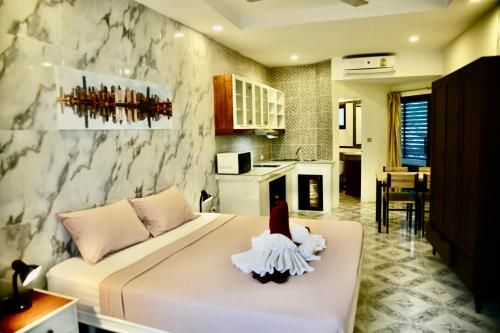 Η κουζίνα ή μικρή κουζίνα στο The Club Inn - Kamala Beach