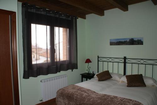 1 dormitorio con cama y ventana en Las Candelas de Torreandaluz en Torreandaluz