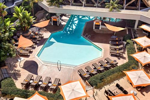 una vista aérea de una piscina con sillas y sombrillas en Anaheim Marriott en Anaheim