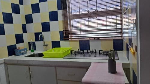 una cucina con un lavandino e una finestra di Peaceful and Private Villa a Grand Baie