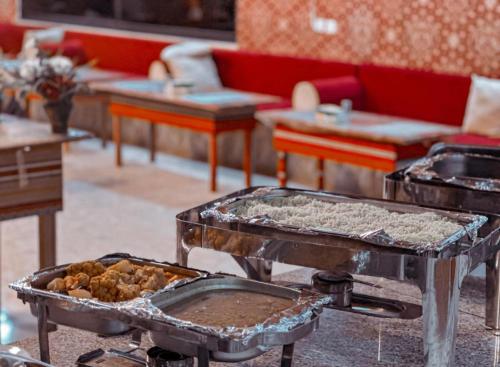 ワディ・ラムにあるKaram Wadi Rum campの部屋に食べ物のトレイ2つ付きテーブル