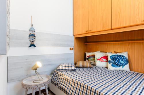 ein Schlafzimmer mit einem Bett und einem Tisch mit einer Lampe in der Unterkunft [Centro-Storico] Tutto a 2 passi in Rapallo