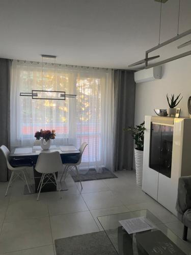 uma cozinha e sala de estar com mesa e cadeiras em Apartmán Nitra em Nitra